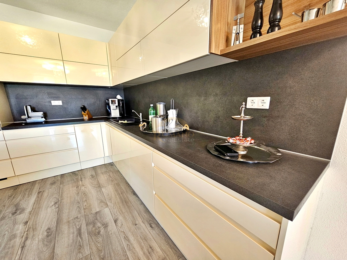 Luksuzna hiša na Čiovu - Mastrinka s 3 apartmaji in odprtim pogledom na morje